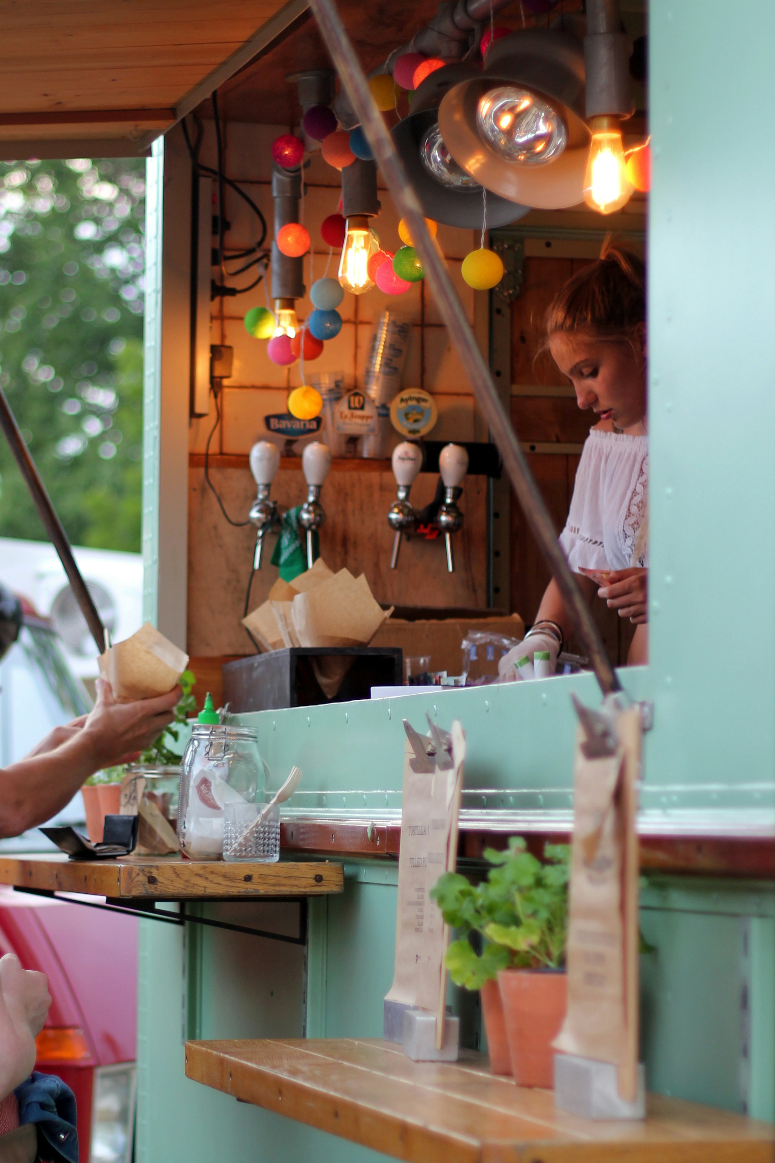 Stanowisko robocze wewnątrz przyczepy gastronomicznej